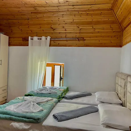Pensión Bujtina Lokthi *