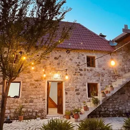 Bujtina Lokthi * Theth