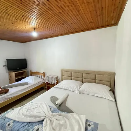 Bujtina Lokthi Pensjonat